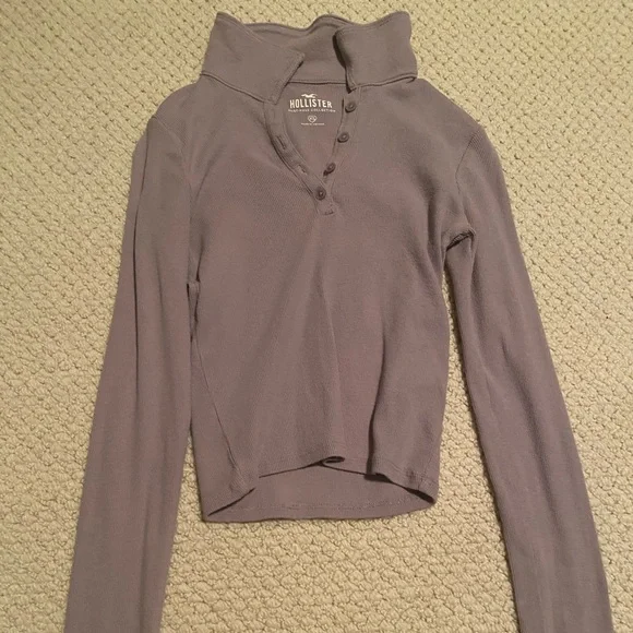 HOLLISTER PURPLE SHIRT SIZE XS, super cute in good condition - Picture 2 of 2